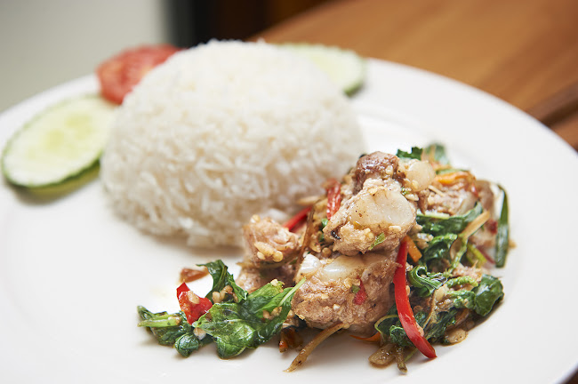 เลือดหมูบ้านแม่ศรี - การบริการอาหารและที่พัก