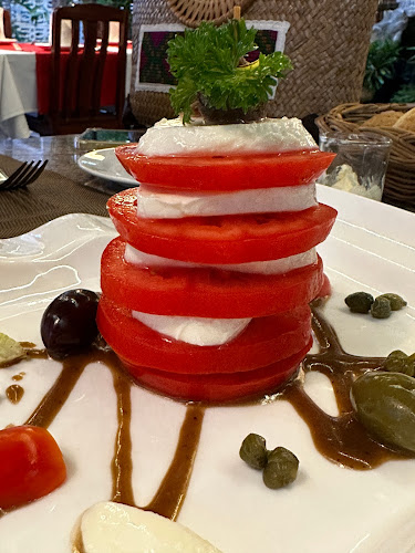 Chez Andy Swiss Restaurant & Steak House - การบริการอาหารและที่พัก