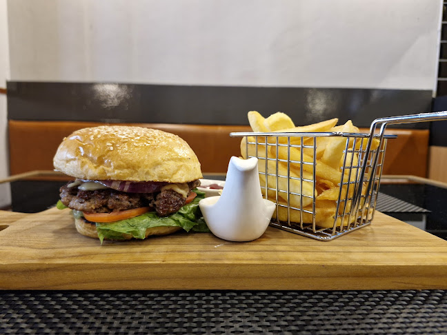 Opinii despre Burger Saloon în อำเภอกะทู้ - การบริการอาหารและที่พัก