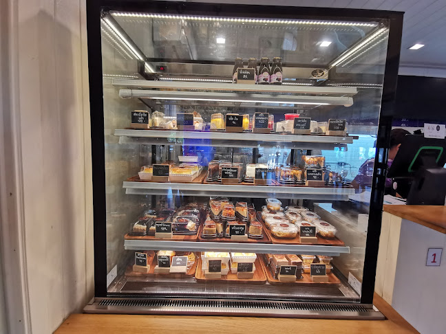 กาแฟชายทุ่ง - การบริการอาหารและที่พัก