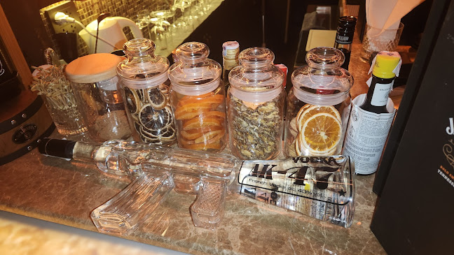 เฮฟเว่น อะบัฟ - การบริการอาหารและที่พัก