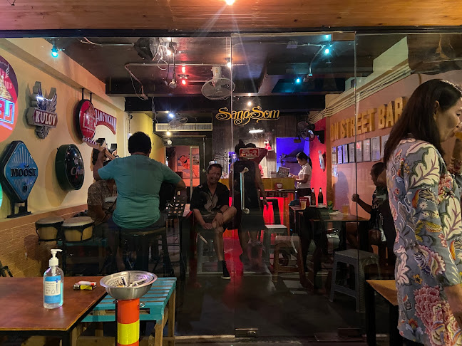 On Street Bar - การบริการอาหารและที่พัก