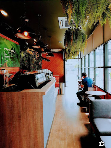 คาเฟ่ อเมซอน สาขาอาคารจัสมินทาวเวอร์ - การบริการอาหารและที่พัก