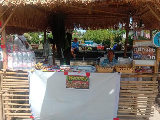 ตลาดต้นข่อย - การบริการอาหารและที่พัก