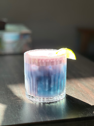 Slowlight slow-bar คาเฟ่แอนด์บาร์ - การบริการอาหารและที่พัก