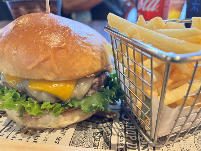 HASH Burger and More - การบริการอาหารและที่พัก