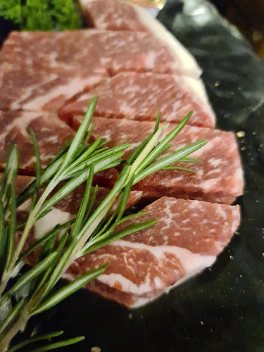 Kalasino กาลาสิโน-ปิ้งย่าง จิ้มจุ่ม โคขุนโพนยางคำ เบียร์วุ้น สาขาพัทยา - การบริการอาหารและที่พัก