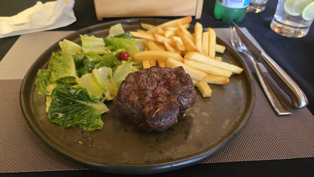 Public House Phuket - การบริการอาหารและที่พัก