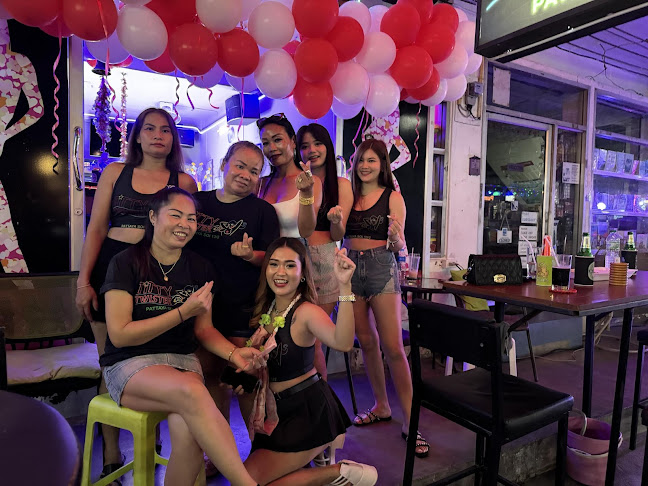 Titty Twister - การบริการอาหารและที่พัก