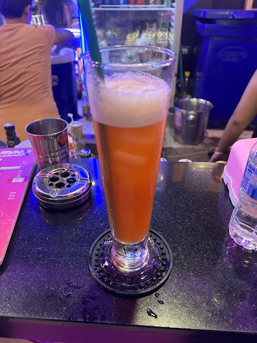 Copper Bar Phuket - การบริการอาหารและที่พัก