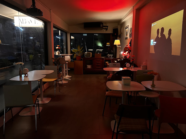 Above bar - การบริการอาหารและที่พัก