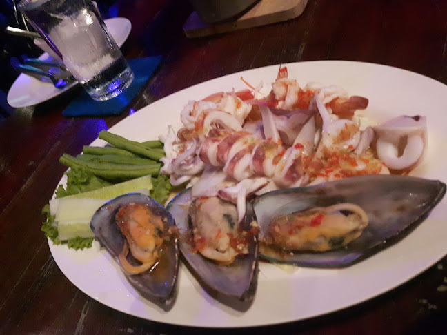 ร้านฝากจันทร์ - การบริการอาหารและที่พัก