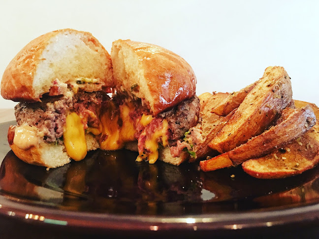 Juicy Lucy Burger and Bar - การบริการอาหารและที่พัก