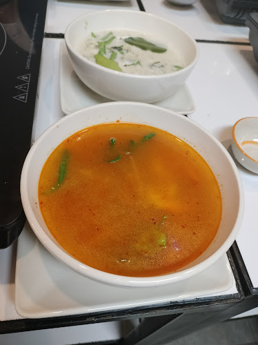 ร้านอาหาร และโรงเรียนสอนทำอาหารไทย ปุ้ม - การบริการอาหารและที่พัก