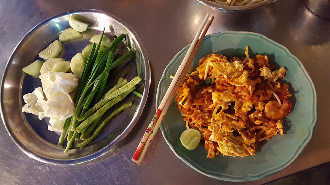 ป้าหนุ่ย ผัดไทยท่าฉาง - การบริการอาหารและที่พัก