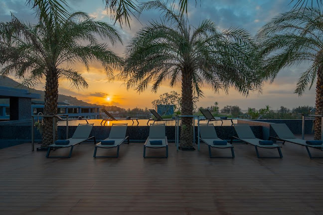 Sky Club Cocktails Restaurant & Bar - การบริการอาหารและที่พัก