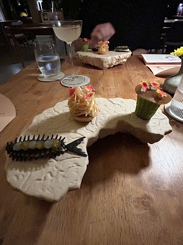 นิธาน NITAN PHUKET - การบริการอาหารและที่พัก