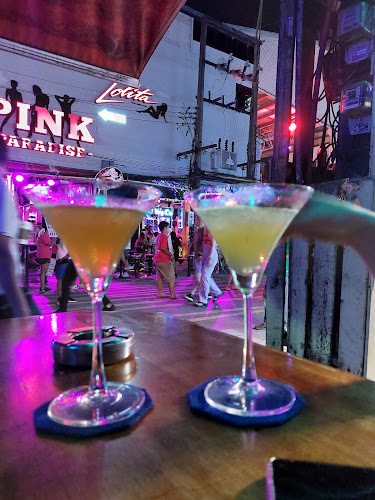 Heroes Bar - การบริการอาหารและที่พัก