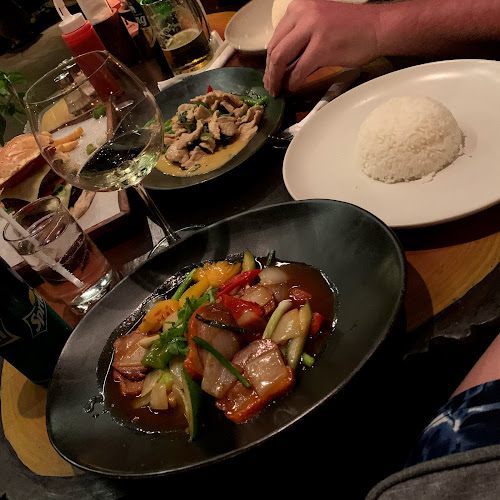 ไดโนบาร์ - การบริการอาหารและที่พัก