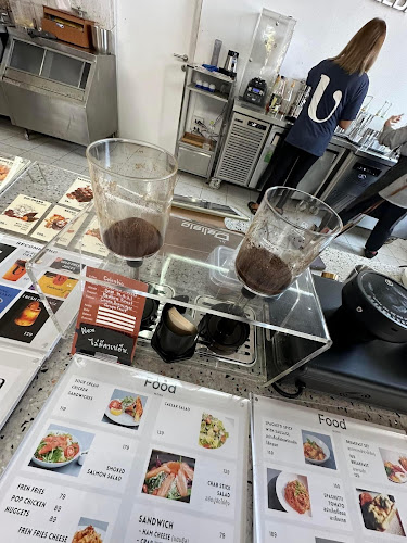 U Cup Coffeebar x Specialty Coffee (ยูคัพ คอฟฟี่บาร์ เอ็กซ์ สเปเชียลตี้คอฟฟี่) - การบริการอาหารและที่พัก