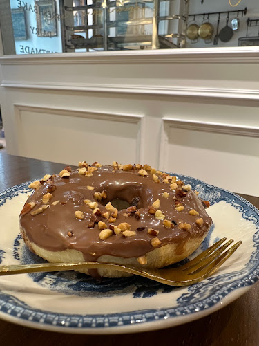 CHARLOTTE DOUGHNUTS Warehouse - การบริการอาหารและที่พัก