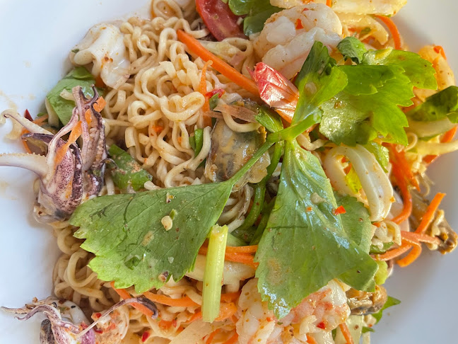 Opinii despre JNTodโท๊ด ของทอดปังปิ้งตรงข้ามสนามกีฬากลาง în Amphur Muang - การบริการอาหารและที่พัก