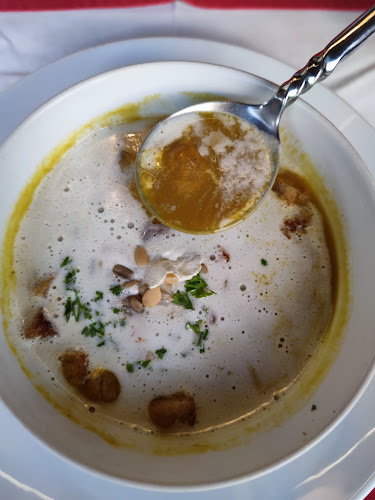 Chez Andy Swiss Restaurant & Steak House - การบริการอาหารและที่พัก