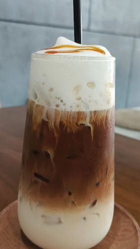 Crème Café Phuket - การบริการอาหารและที่พัก