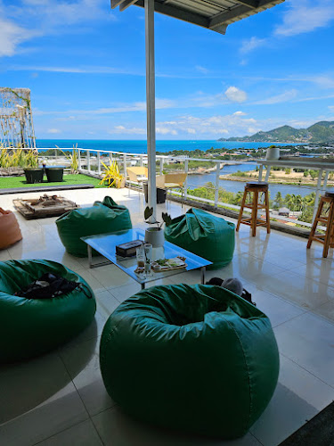 คาเฟ่ เดอะ ฮิลล์ - การบริการอาหารและที่พัก