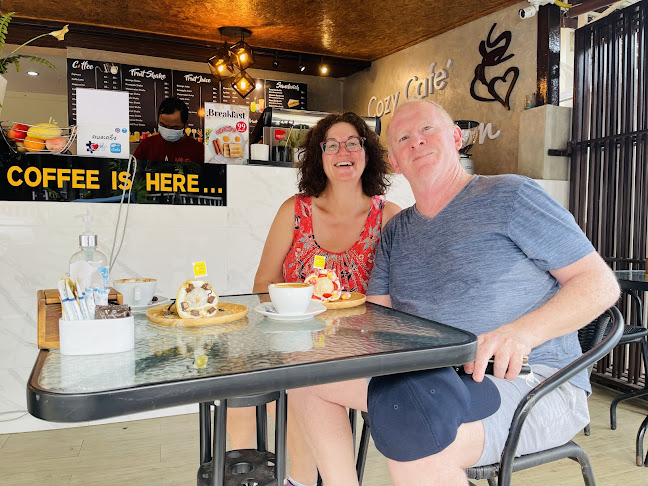 COZY CAFE AT KARON - การบริการอาหารและที่พัก