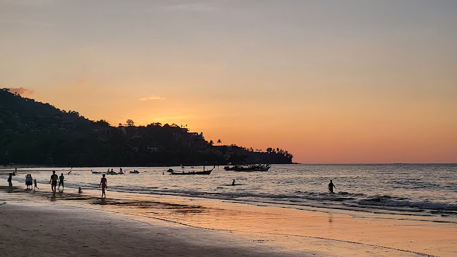 Boonchuay Sunbeds and service at the Beach, Kamala - การบริการอาหารและที่พัก