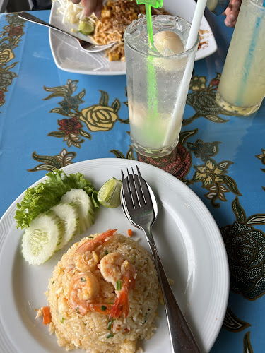 Opinii despre Pantai Seaview Restaurant Halal Food în อำเภอกะทู้ - การบริการอาหารและที่พัก