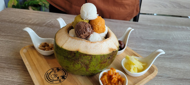 Lamai fresh coconut ice cream (lamai shop)