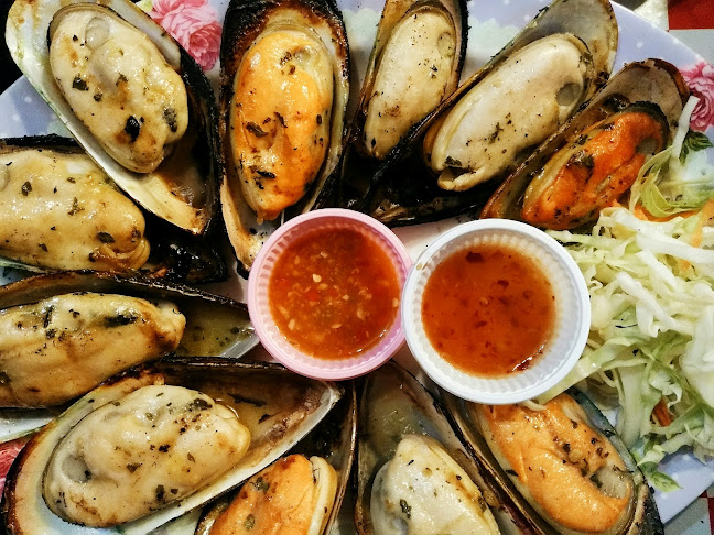 BBQ Pink House - การบริการอาหารและที่พัก