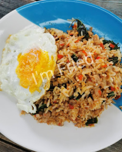 ข้าวผัดกระทะเหลี่ยม meet&eat นครปฐม - การบริการอาหารและที่พัก