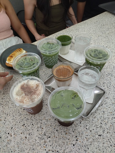 Brouke - การบริการอาหารและที่พัก