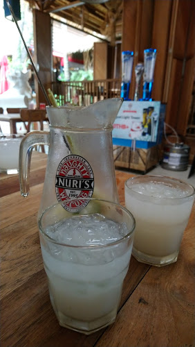 Naughty Nuri's Phuket - การบริการอาหารและที่พัก