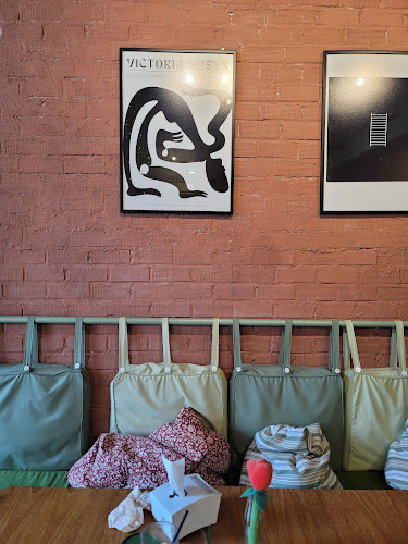 FIVE Loaves Burgers & Cafe’ - การบริการอาหารและที่พัก