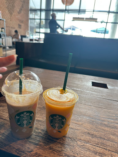 สตาร์บัคส์ สาขา เดอะเบย์พัทยา - การบริการอาหารและที่พัก