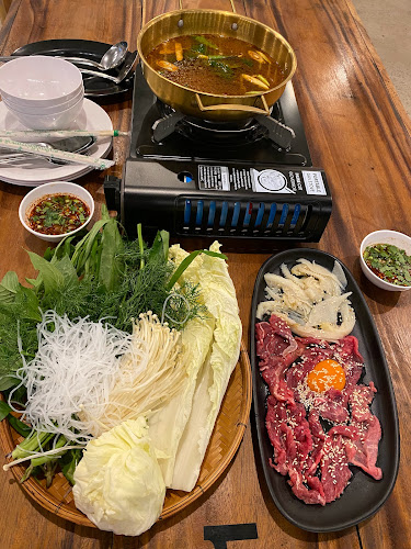 ครัวฮ่องเต้แจ่วฮ้อน-อาหาร - การบริการอาหารและที่พัก