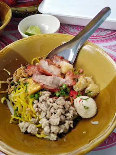 เตี๋ยวไทยโบราณใต้ต้นจันเจ๊แป๋ม - การบริการอาหารและที่พัก