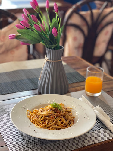 Opinii despre San Antonio Beach Guesthouse & Restaurant în kata - การบริการอาหารและที่พัก