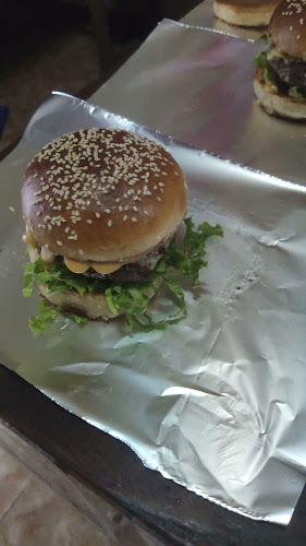 Twleve hamburgs - การบริการอาหารและที่พัก