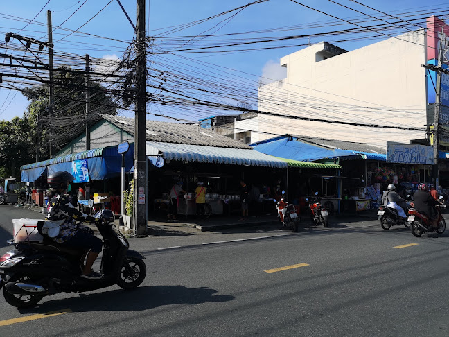ข้าวแกงป้าไพ - การบริการอาหารและที่พัก