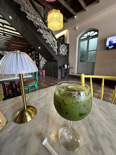 Café Mem (คาเฟ่ เมม) - การบริการอาหารและที่พัก