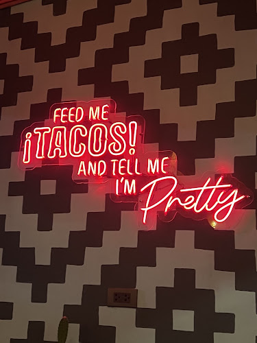 Lucha Cantina Authentic Mexican - Chalong - การบริการอาหารและที่พัก