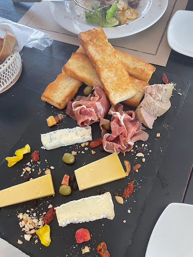 Wine Connection BZenter Rawai - การบริการอาหารและที่พัก