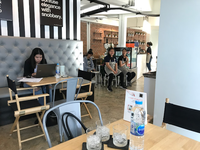 AVA Cafe & Eatery - การบริการอาหารและที่พัก