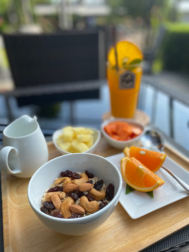 Chuz Cafe' - การบริการอาหารและที่พัก