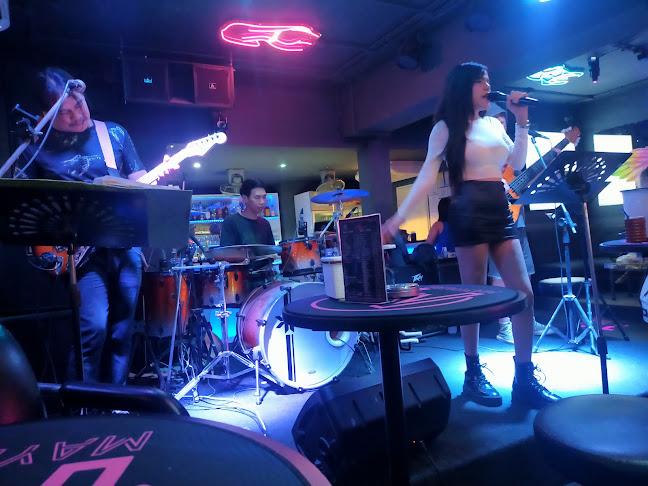 Mayfairs Live Band & Entertainment Bar - การบริการอาหารและที่พัก